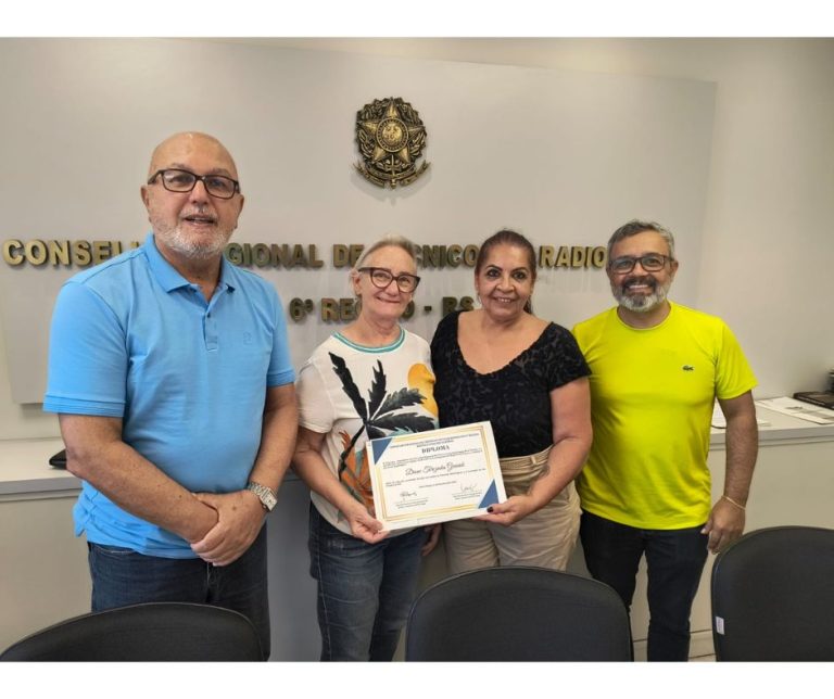 CRTR/6ª Região entrega certificado em reconhecimento aos 41 anos de dedicação da TR Dione Terezinha Greniuk